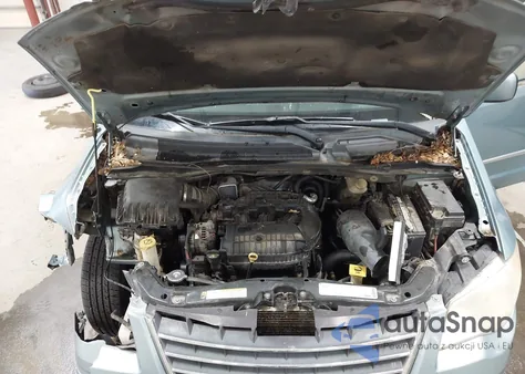 2010 Chrysler Town & Country Touring from USA, damaged, VIN 2A4RR5DX1AR241794